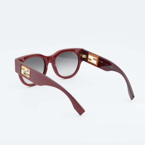 Fendi FE40147I BAGUETTE 66F Sunglasses Red Round Frame, Brown Gradient Lenses main image 6
